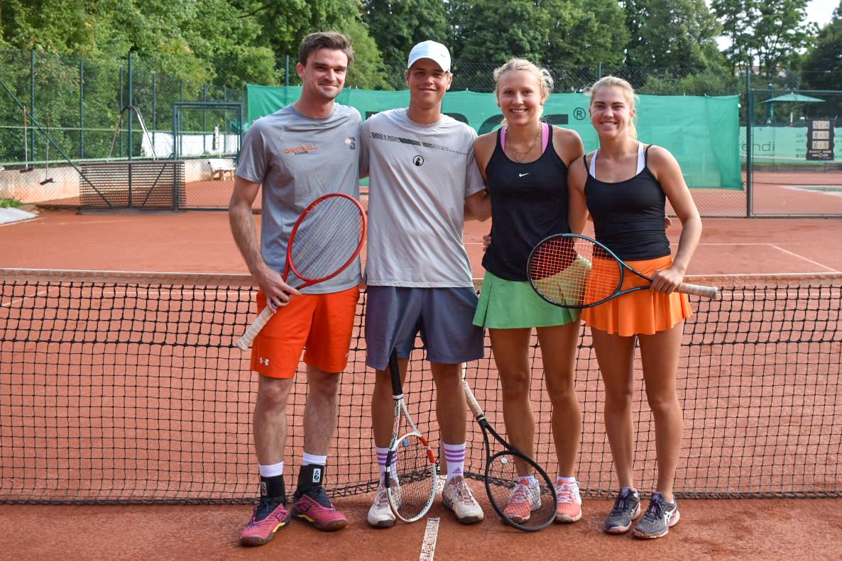v.l.n.r.: Dustin, Valli, Romy, Mira