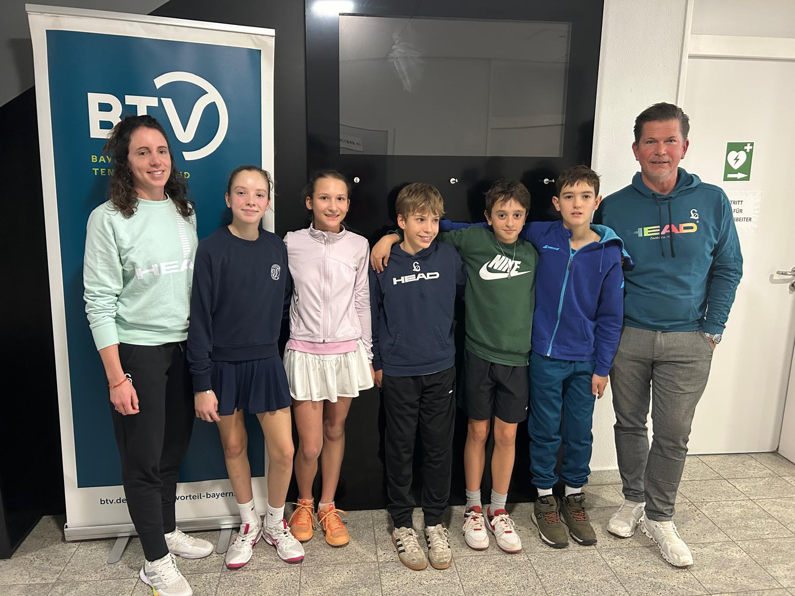 Strahlende Gesichter am Finaltag: Trainerin Verena Gantschnig, Lisa, Lizzi, Benni, Tiago und Leo mit Jugendleiter Eric Vogel